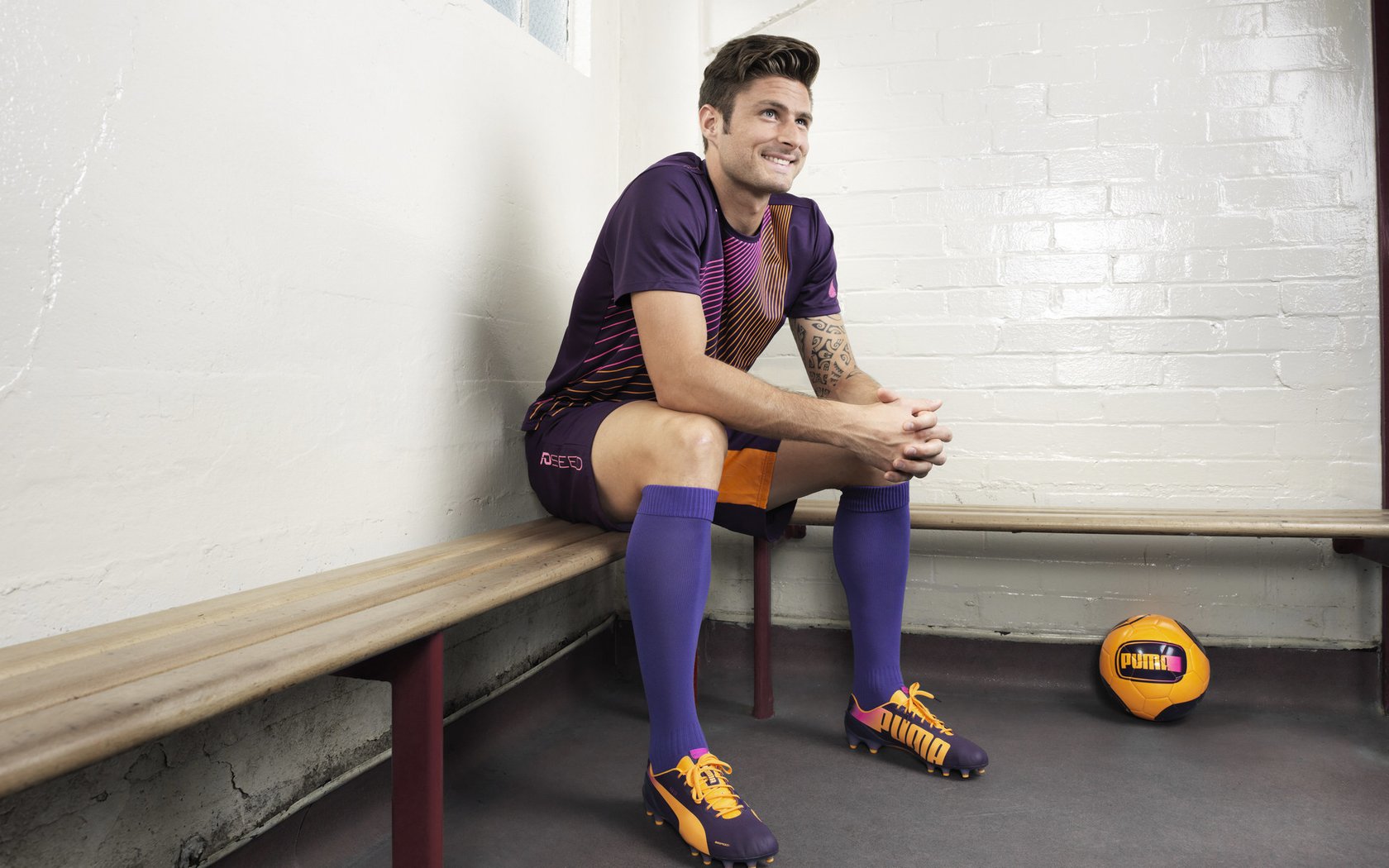 钢铁药厂锁死红军，魔法萨卡令对手无解—现代足球的战术博弈与个体光辉